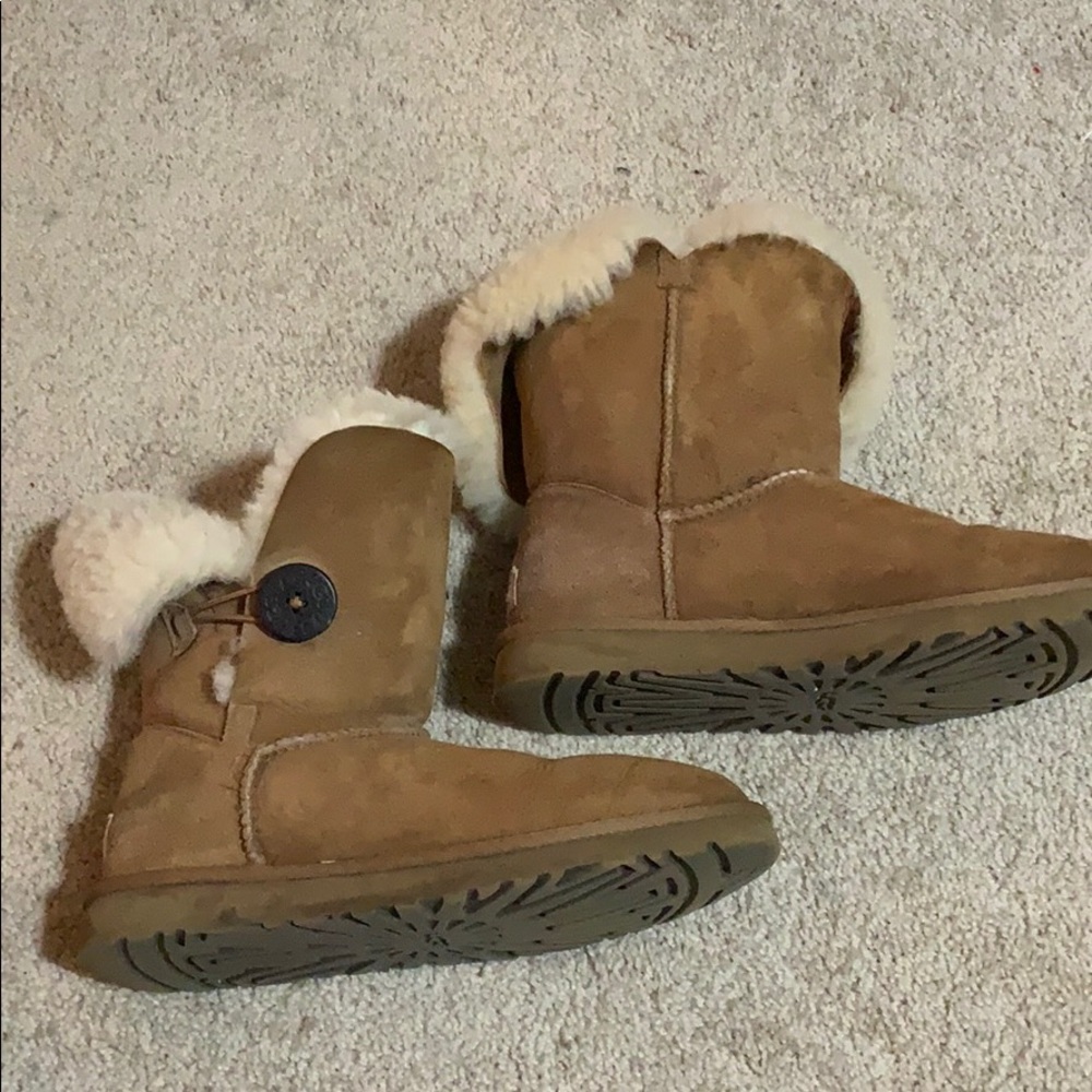 Hp Bailey Button Uggs - image 1